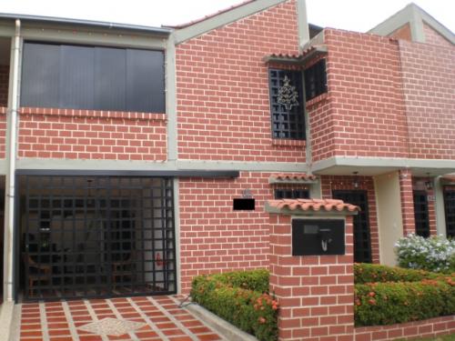 VENTA DE  TOWNHOUSE EN  CASTILLEJO GUATIRE 11-1486