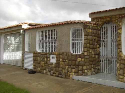 Casita.com.ve VENDE CONFORTABLE CASA EN VILLA ASIA ALTA VISTA SUR