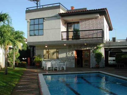 Vendo casa  con amplia piscina en Urb. Arivana, Puerto Ordaz