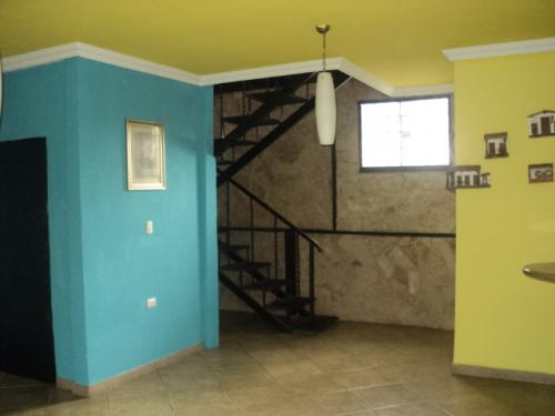 se alquila local con terraza en la av. los totumos (prado de maria)