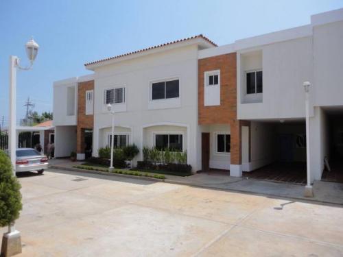 Villa Cerrada en venta Milagro Norte Maracaibo