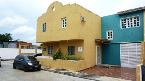 Caraboboinmuebles vende townhouse en naguangua MLS #11-6751