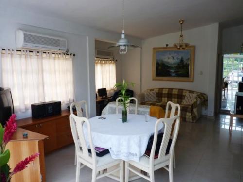 Ofrezco Acogedora Casa Amoblada en Alquiler Ubicada en Turmero,6000 BsF