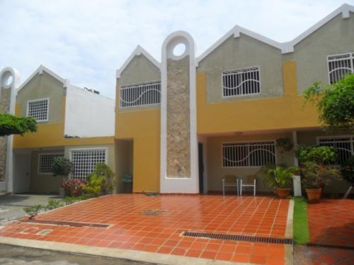 TOWNHOUSE EN VENTA MARACAIBO LA PICOLA OSCAR ROMERO