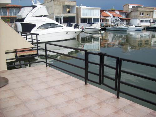 VENDO BELLO PALAFITO CON MUELLE EN CASAS BOTE A PUERTO LA CRUZ