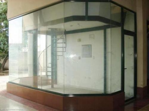 Alquila este Local en Centro Comercial Cercano a la Encrucijada de Cagua en solo 2000 BsF, vendoyalquilotuinmueble, Cod 11-8514