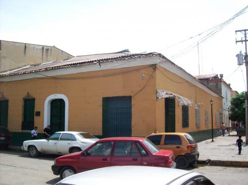 VENDO CASA EN ESQUINA FRENTE A LA PLAZA ROLANDO BARCELONA