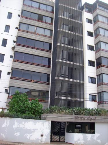 VENDO AMPLIO APARTAMENTO RES. COSTA AZUL. COLINAS DEL NEVERI. BARCELONA