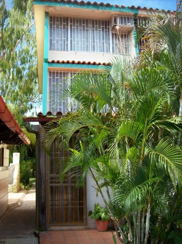 VENDO VILLA DE ESQUINA EN PUERTO MORRO PTO LA CRUZ-LECHERIA