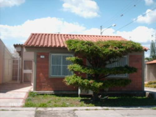 Rent-A-House  Barquisimeto Vende Bella casa en cabudare, 3 habitaciones, 2 baños, 2 puestos de estacionamiento, cocina empotrada con tope de granito, 