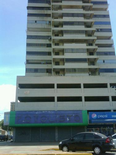 VENDO AMPLIO APARTAMENTO AMOBLADO EN PASEO COLON PUERTO LA CRUZ
