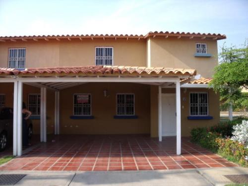 Bella Casa Tipo Town House en Venta Mls 12-1610