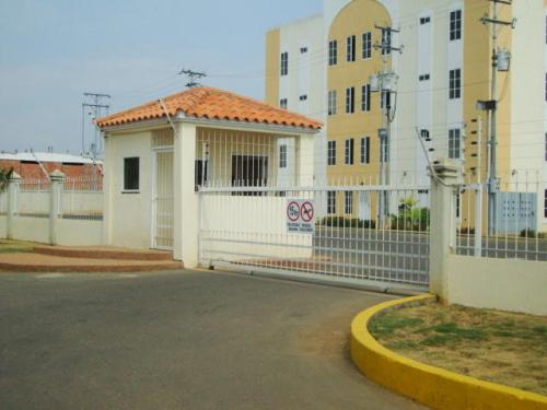 APARTAMENTO DE 2 HABITACIONES, 2 BAÑOS MLS #12-2007