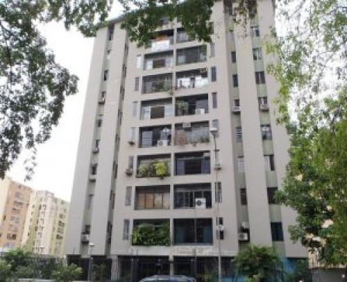Amplio Apartamento, muy bien conservado consta de 4 habitaciones, cómoda sala y comedor. Excelente ubicación, urbanización consolidada y céntrica.. Co