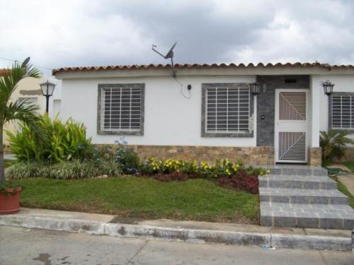 VENTA de bella CASA en VILLAS DE YARA 12-2174