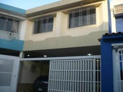 Townhouse  en Venta Los Mangos Edo Carabobo cód. 12-2395