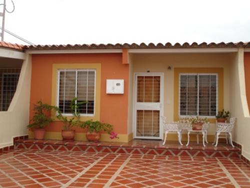 VENTA CASA REMODELADA  URB ROCA NOSTRA CABUDARE 
