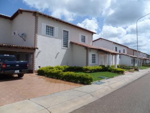 Excelente Townhouse en Urb. Los Naranjos. Anaco.