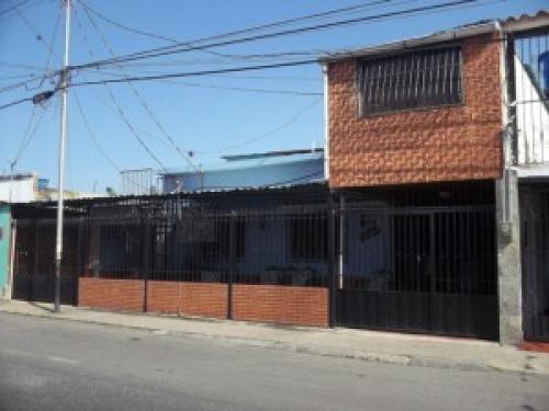 Venta de Casa de Dos Plantas en el Centro Oeste de la Ciudad
