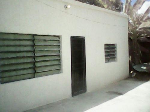 en plena via comoda amplia casa con local