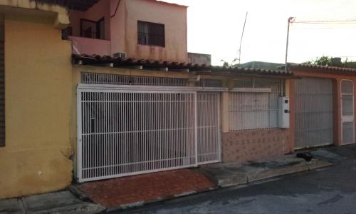 Casa de dos plantas de 7 habitaciones. Ubicada en la Urbanización El Trigal
