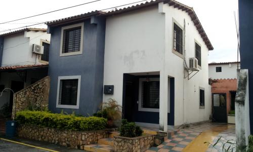 Bella casa de dos plantas en Urbanización Villa Roca II