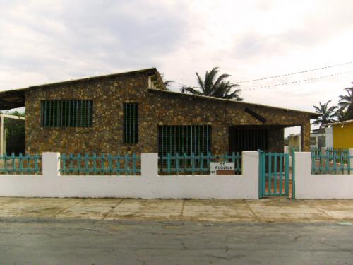 Se vende Casa-quinta en Adícora, de 765 m2, frente a la playa (precio oferta)