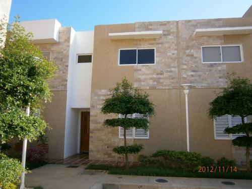 Townhouse en venta Maracaibo Av.Goajira Remaxmillenium