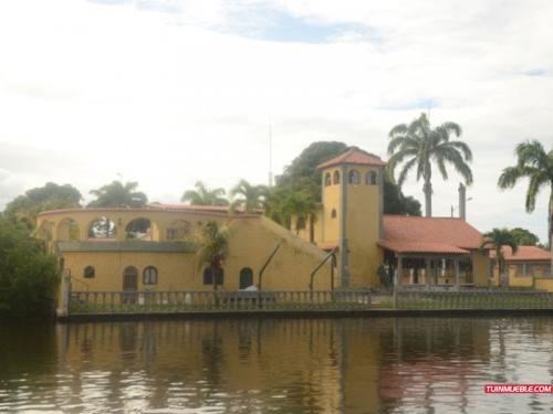 En venta lujosa y cómoda casa vacacional en Higuerote. Oportunidad única!