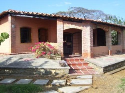 Venta de Casa en Conjunto Cerrado en Araure 