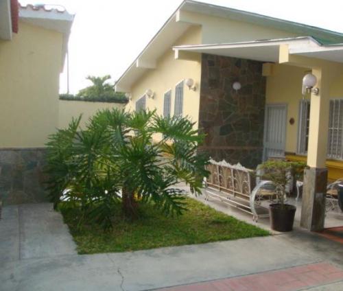 VENDO ESPECTACULAR CASA CON CLIMA DE MONTANA Y AREA VERDE- 220 M2