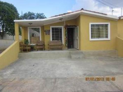 Venta de Cómoda Casa Ubicada en Esquina en Yucatán Barquisimeto
