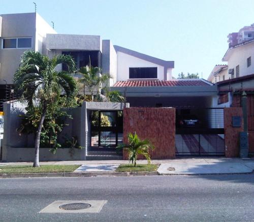 Hermosa Casa  de Estilo Moderno en La Trigaleña: edo Carabobo