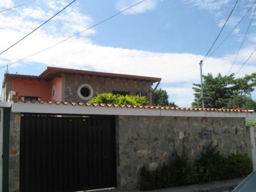 Venta de casa en El Piñonal Maracay codflex 13-4198