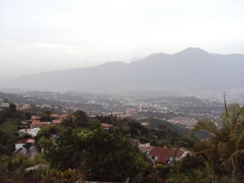 EXCELENTE QUINTA MODERNA EN ALTO HATILLO, VISTA VALLE DE CARACAS