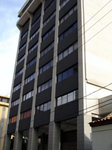 VENDO ESPECTACULAR OFICINA CERCA TORRE DAVID CENTRO DE LA CIUDAD