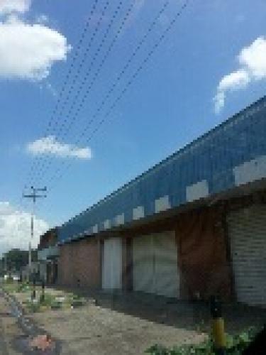 Local 1750 Mtr.2  en plena avenida centurión rodeado de los principales comercio de San Felix 