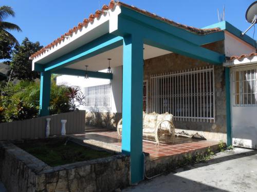 Venta casa en El Castaño zona privada codflex 13-9027 Maracay