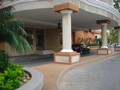 Apartamento en Venta Urbanización La Lago Maracaibo (MLS 13-3101 nzerpa)