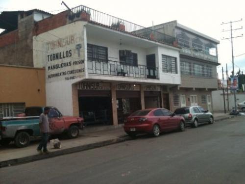 VENDO  NEGOCIO DE TORNILLERIA EN PLANTA BAJA Y APTO EN ALTA