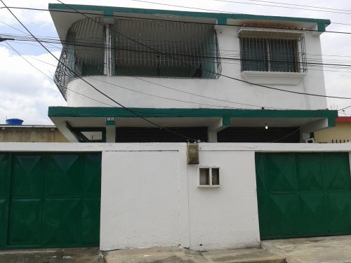 vendo casa con local comercial planta baja y apto en planta 