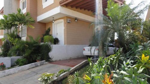 Villa Cerrada en Venta en la av Milagro Norte de Maracaibo