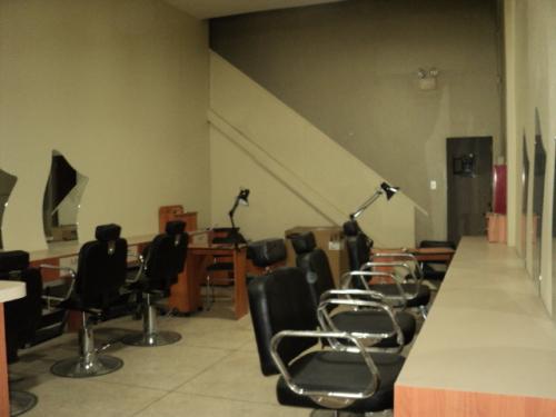 VENDO FONDO DE COMERCIO  PELUQUERIA Y LOTERIA