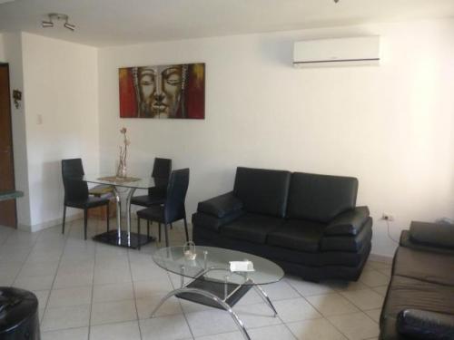 Bello y fresco apartamento en venta en Valencia Av. Cuatricentenaria Carabobo 14-3082