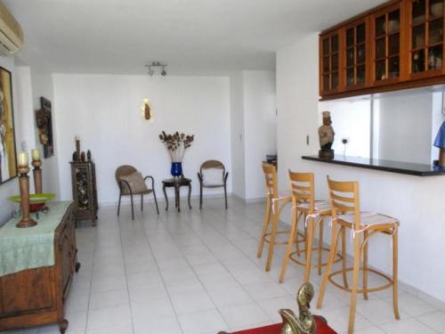 Oportunidad amplio apartamento en venta en Valencia Carabobo Los Mangos 14-1683