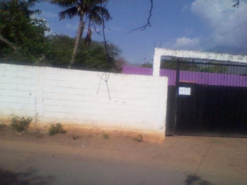 vendo terreno incluye 2 casas, en san juan de lagunillas.