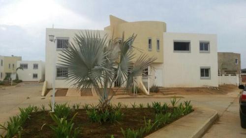 14-8410 Rentahouse Mariela Mootz vende casa en Maracaibo, zona Norte.