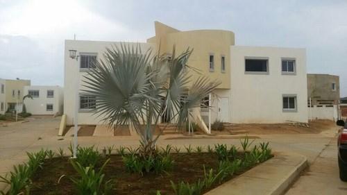 Casa en Urb. Cercana al Sambil en Gris 