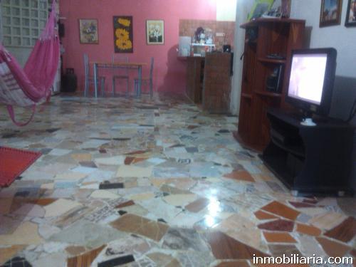 CASA CON AMPLIO TERRENO
