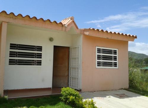 EN LOMAS DE LA HACIENDA, CASA DE ESQUINA EN CALLE CERRADA